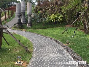 ฺbasalt cobblestone using for driveway and walkway exterior หินลูกเต๋าสำหรับปูพื้น ปูถนน ปูทางเข้าบ้าน