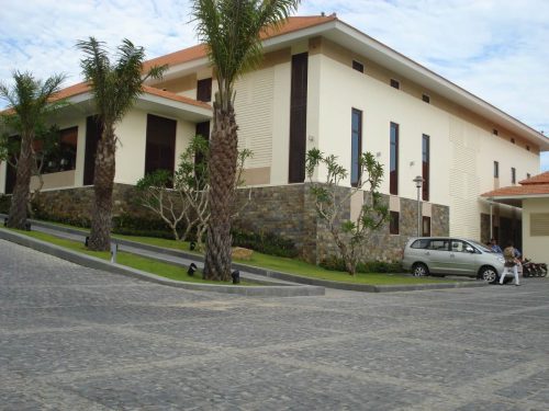 hsn-basalt-cobblestone-exterior-arrival-court