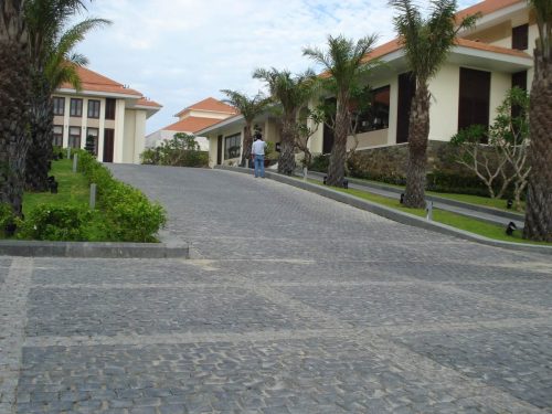 hsn-basalt-cobblestone-exterior-driveway-ramp