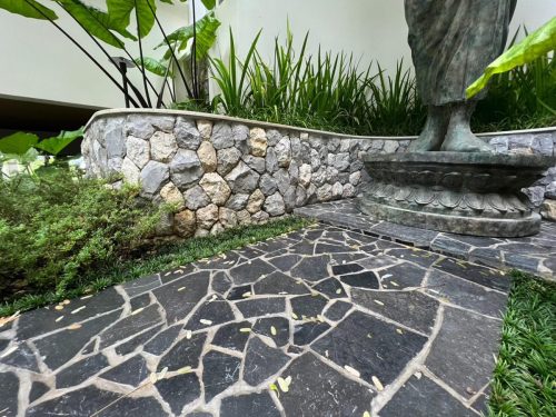 hsn-bluestone-vibrated-flagstone-exterior-curved-walkway-statue-detail