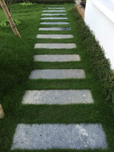 hsn-bluestone-flamed-brushed-garden-stones-grass